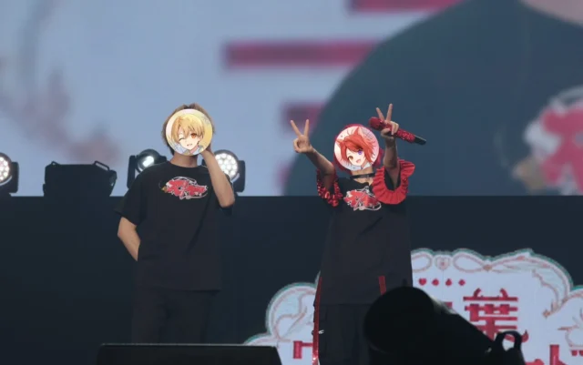 ライブアンコールでステージに立つ莉犬とるぅと