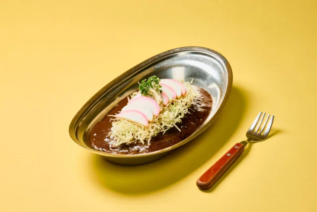 ゴーゴーカレーにかまぼこをトッピングした作例