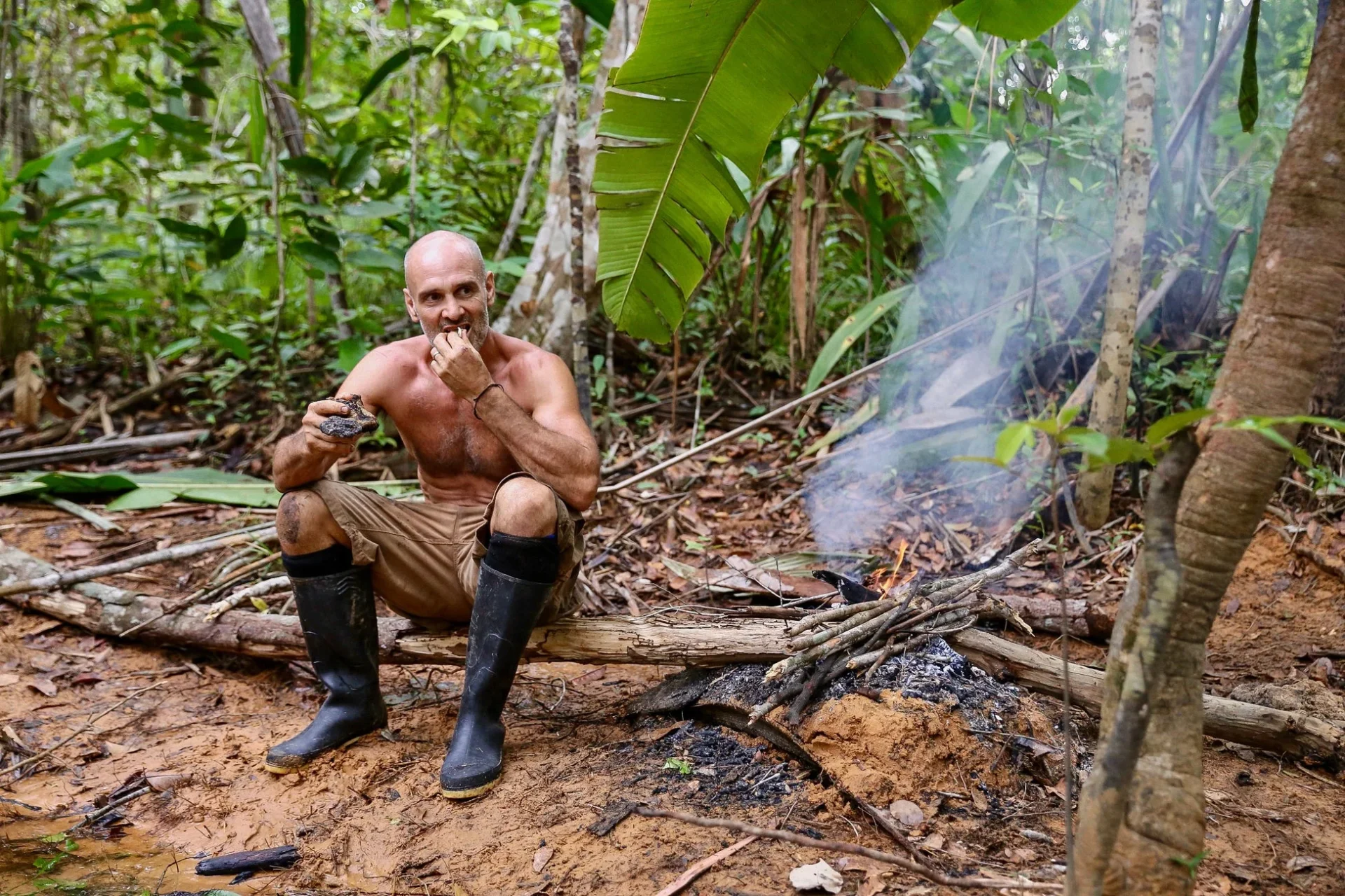 コロンビアのジャングルで火を囲み食事をするエド・スタフォード