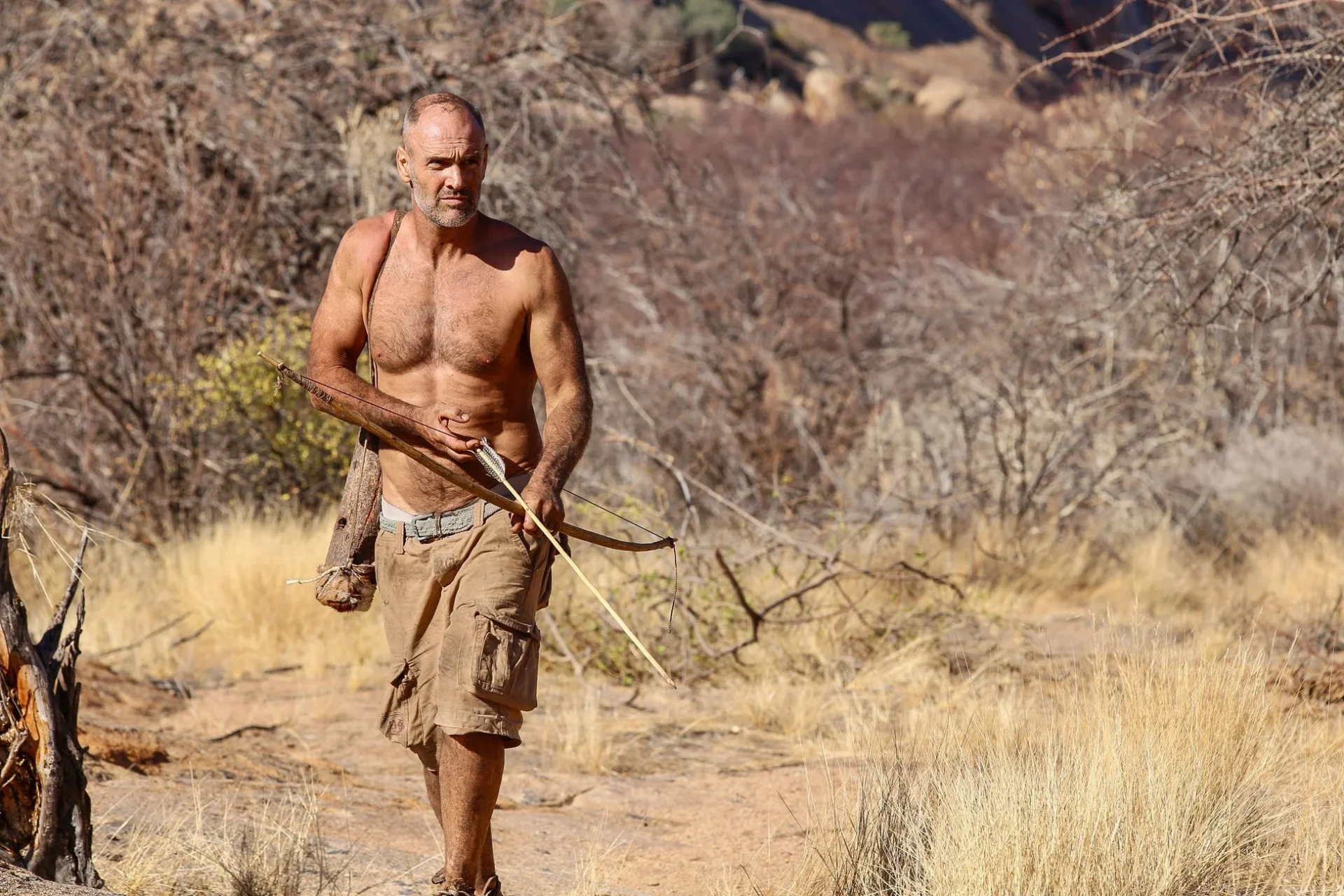 ナミビアの砂漠で弓矢を持つエド・スタフォード