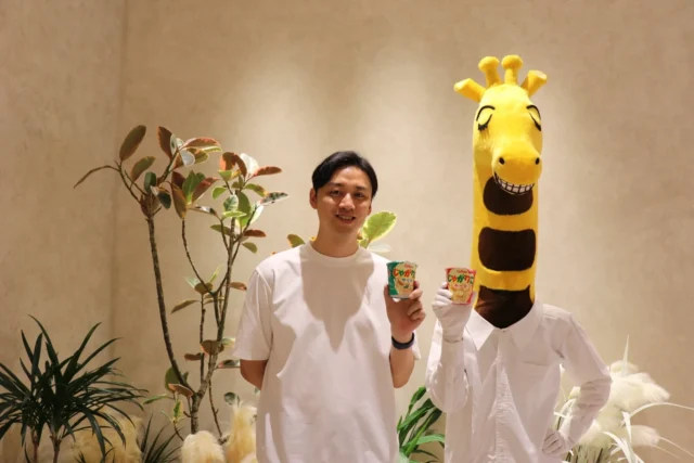 じゃがりこ公式キャラクター「じゃがお」と商品を持つカルビー社員