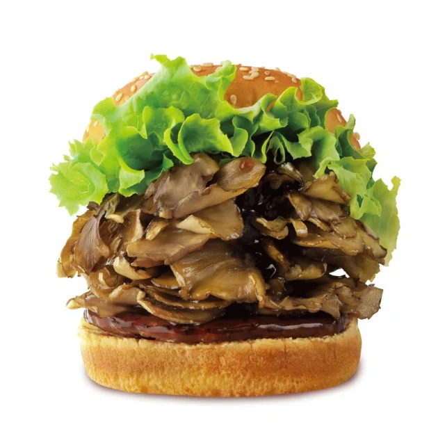たっぷりのまいたけが挟まった「今夜は まいたけバーガー」のクローズアップ写真。