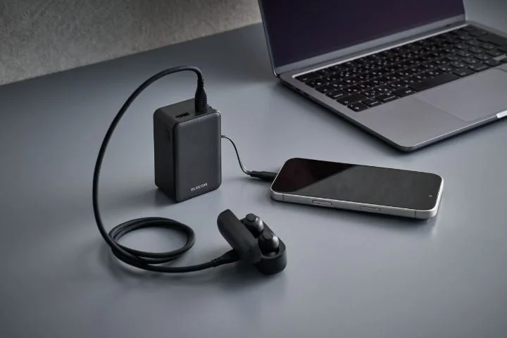 モバイルバッテリーでスマートフォンとイヤホンを充電する様子