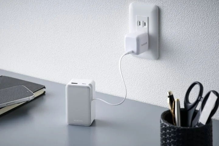 モバイルバッテリーをコンセントから充電する様子