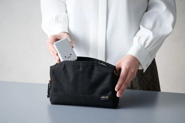 しろちゃんモデルのモバイルバッテリーをバッグに収納する様子