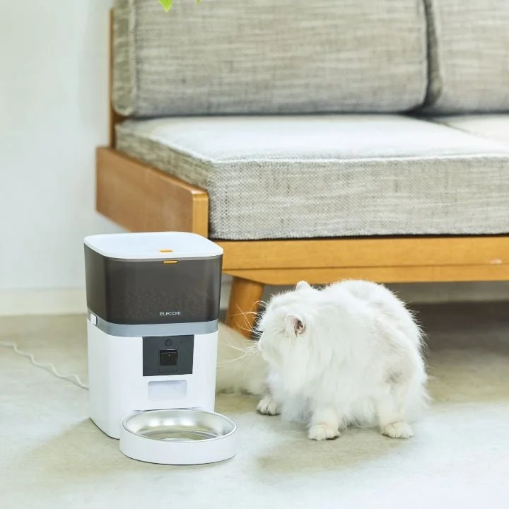 コンパクトタイプのカメラ付き自動給餌器と愛猫