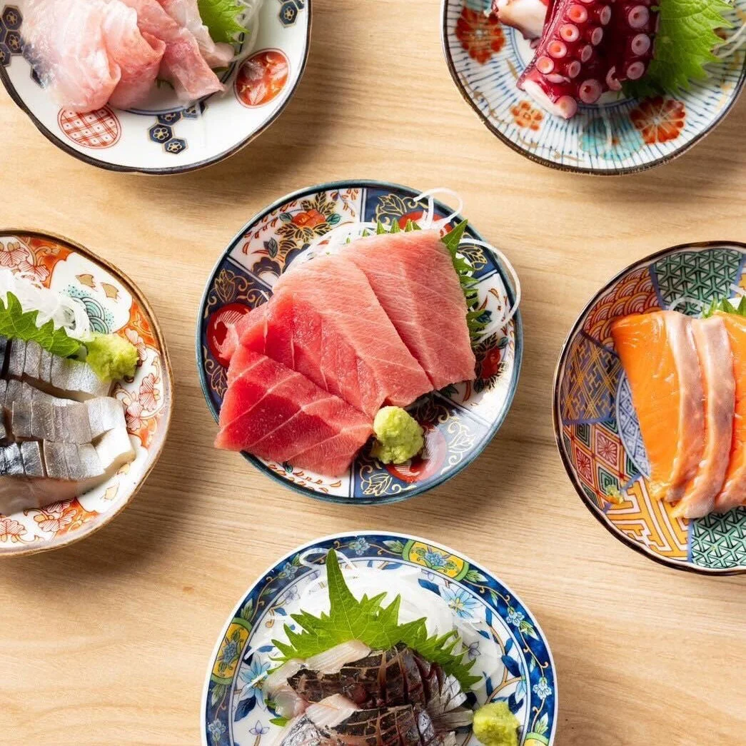 豊洲市場直送の新鮮な刺身盛り合わせ