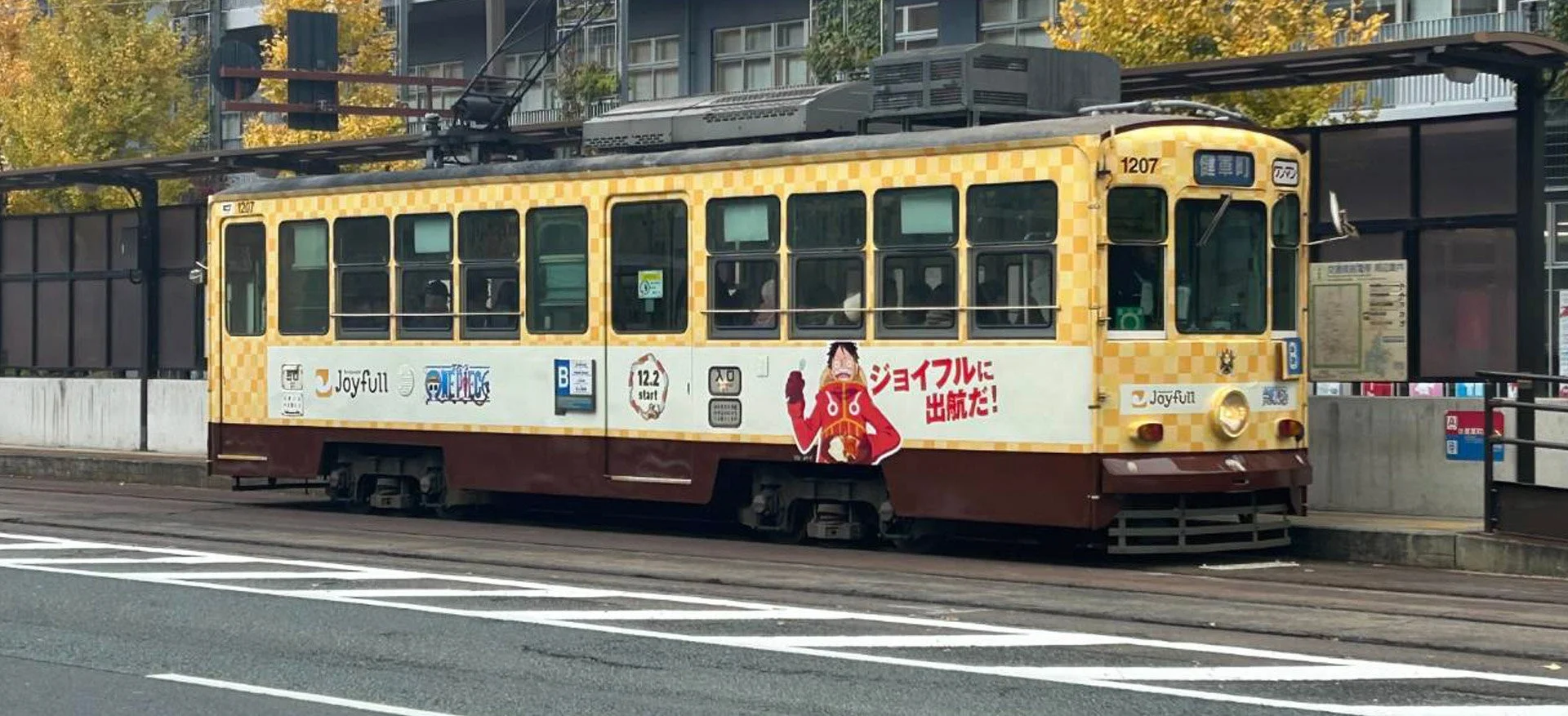ONE PIECEコラボデザインのラッピング電車