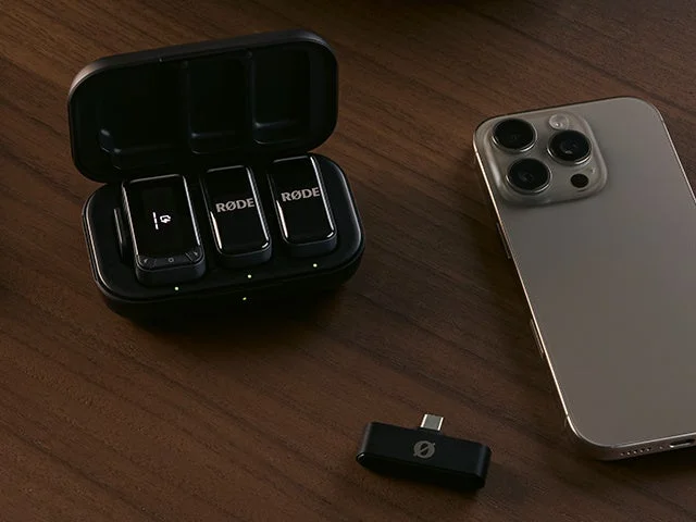 充電ケース、送信機、スマートフォン、受信機が写るコンパクトなキット