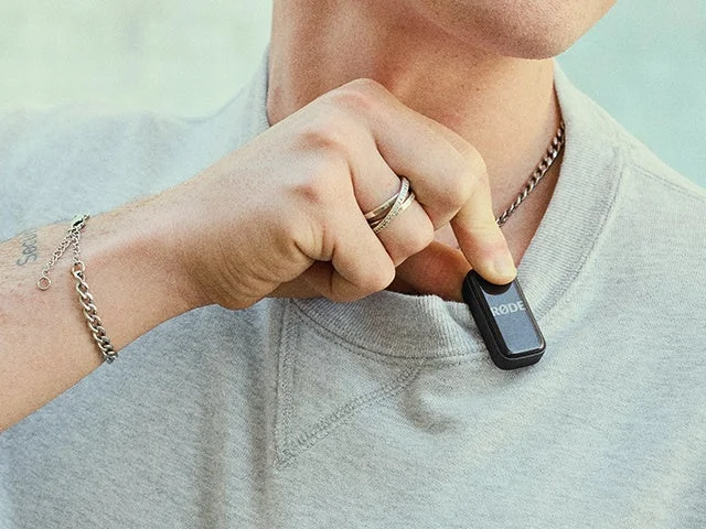 送信機を衣服に装着する様子