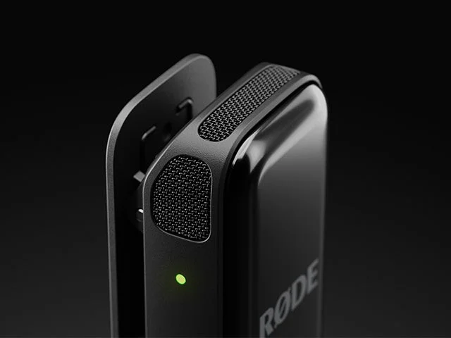RØDEワイヤレスマイク送信機の高品質内蔵マイク部分のクローズアップ