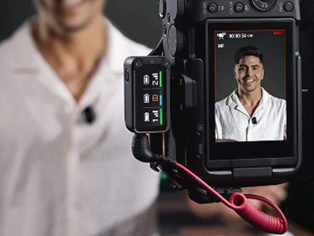 カメラに接続された受信機とモニター画面の様子