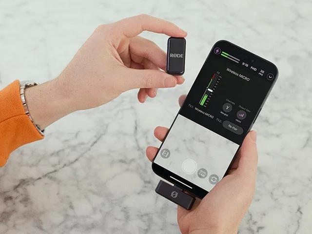 スマートフォンでRØDE Captureアプリと送信機を使用している様子