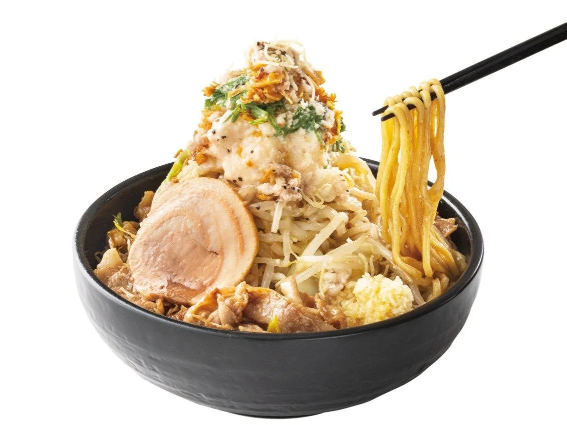 麺2玉まで増量無料のクリスマスモンスター油そば。箸で麺を持ち上げた様子。