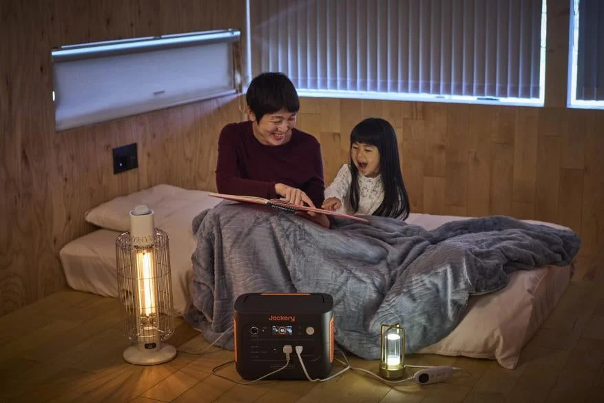 Jackeryポータブル電源1500 Newを室内で使用する親子