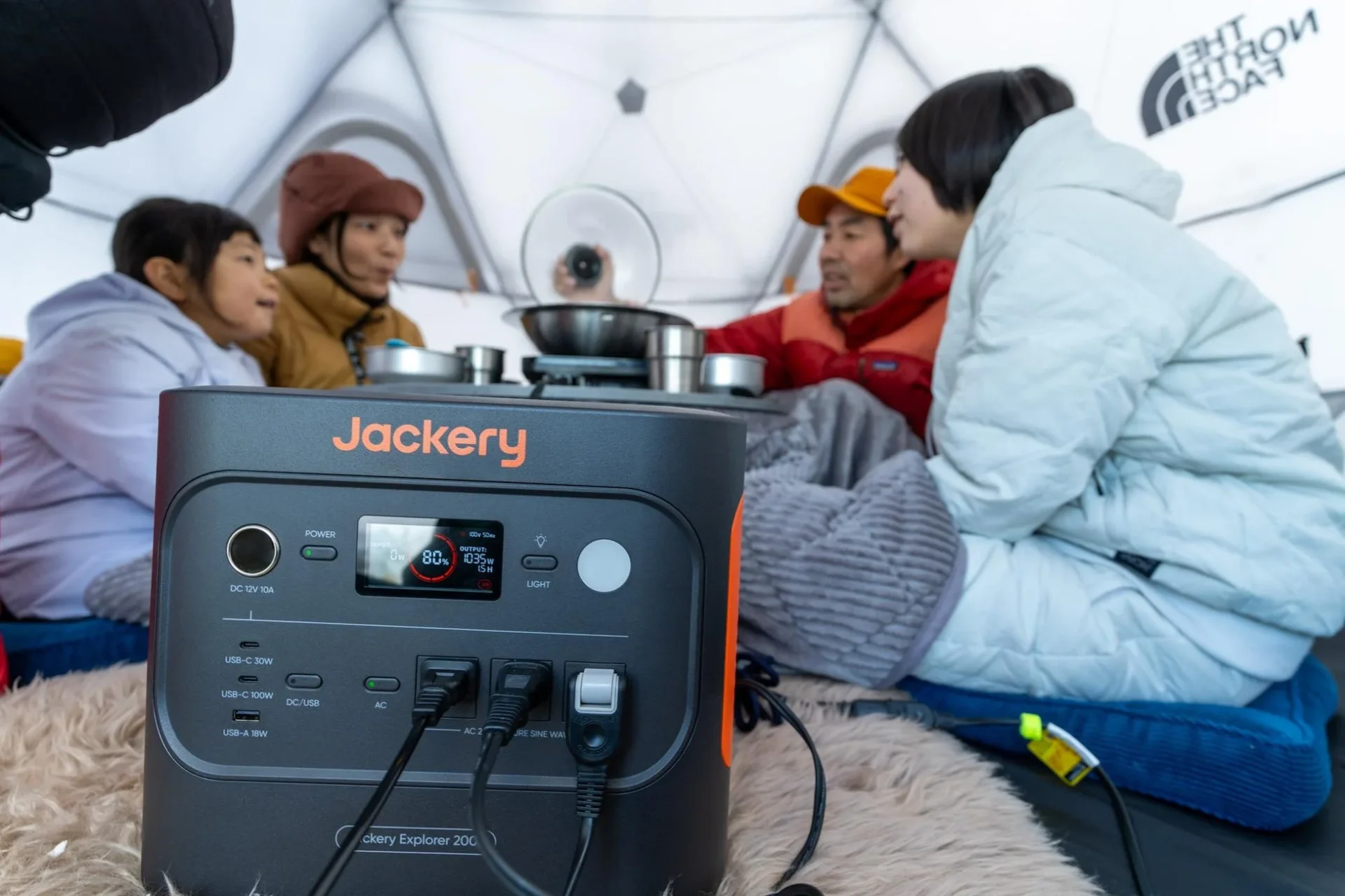Jackeryポータブル電源2000 Newをテント内で使用する家族