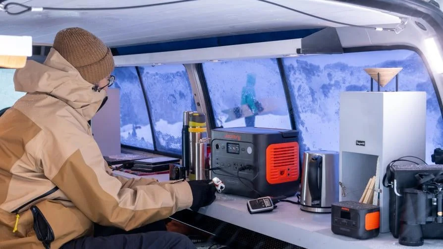 Jackeryポータブル電源1000 Newを車内で使用する様子