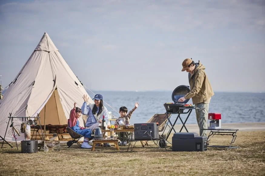 Jackeryポータブル電源3000 Newをアウトドアで使用する家族