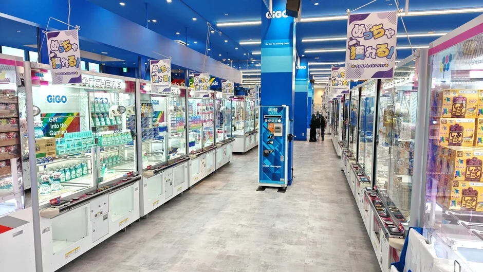 GiGOブルーで統一されたGiGOイオン仙台中山の明るいゲームセンター通路