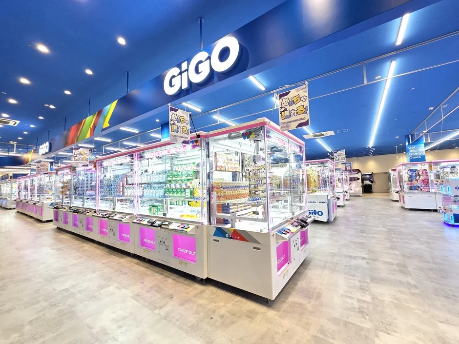 日用品やお菓子が多数並ぶGiGOイオン仙台中山のクレーンゲームコーナー