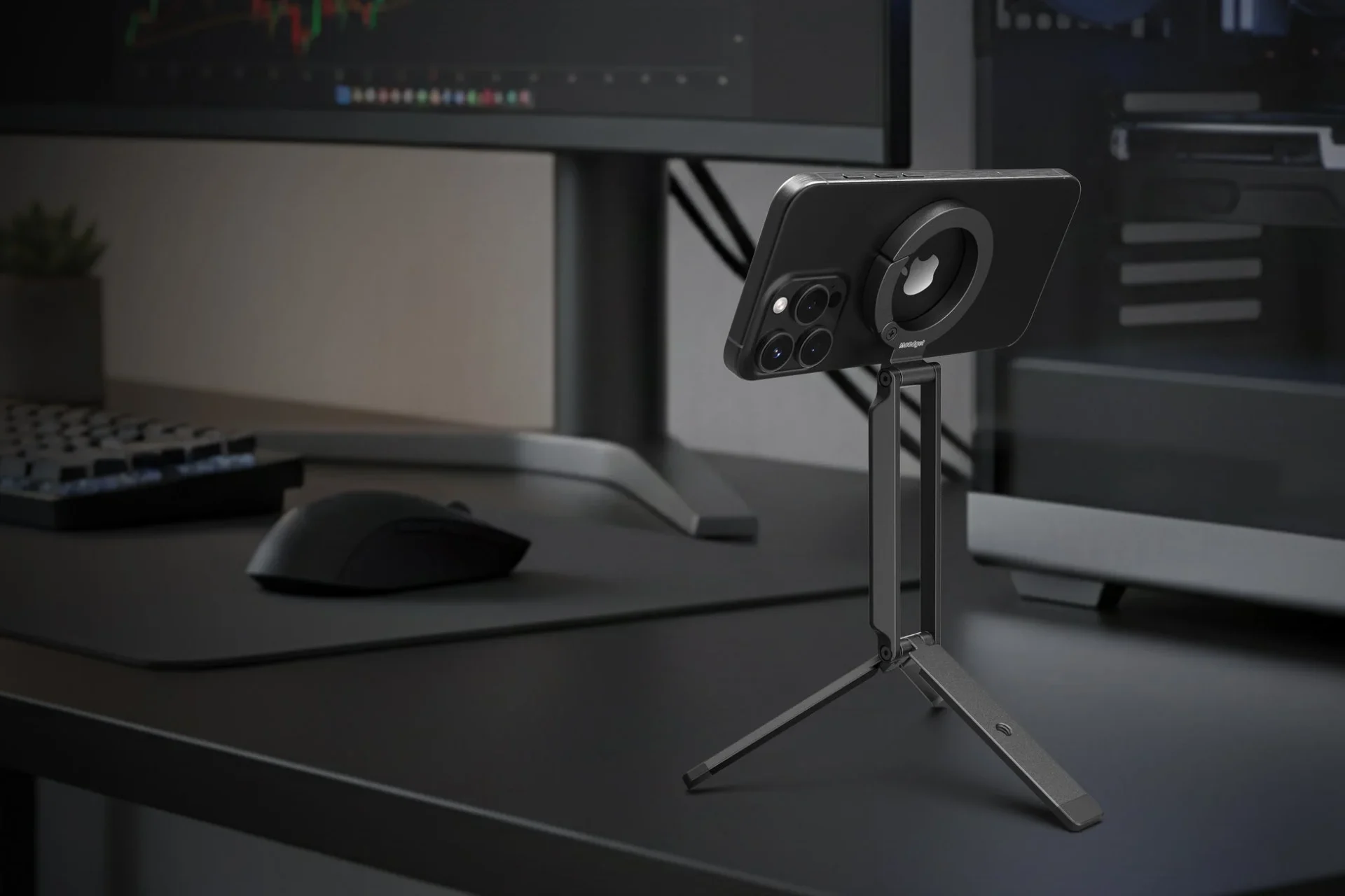 デスクで三脚としてiPhoneを固定するMaGdget Carabiner Stand