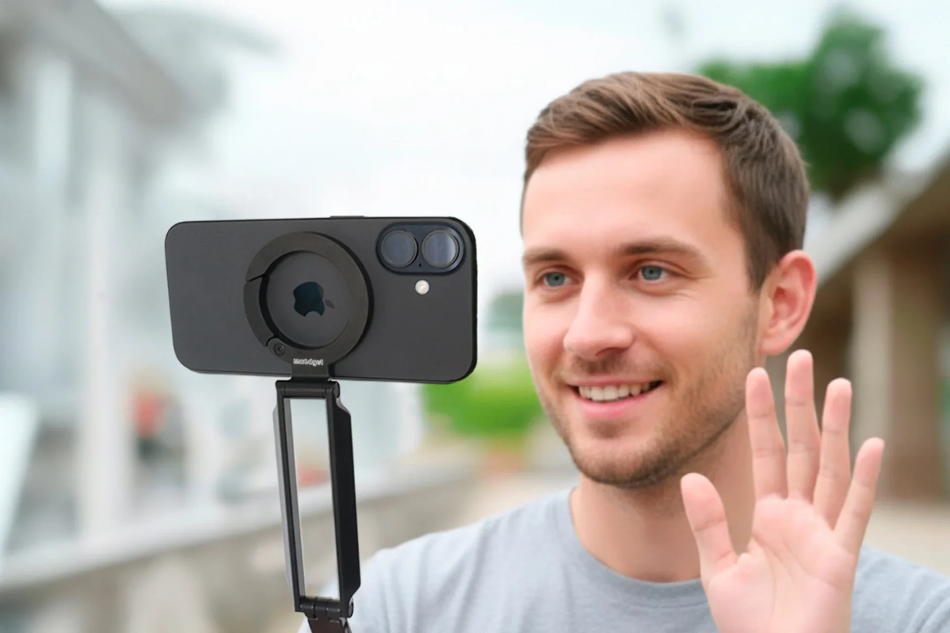 MaGdget Carabiner Standを自撮り棒として使用する男性
