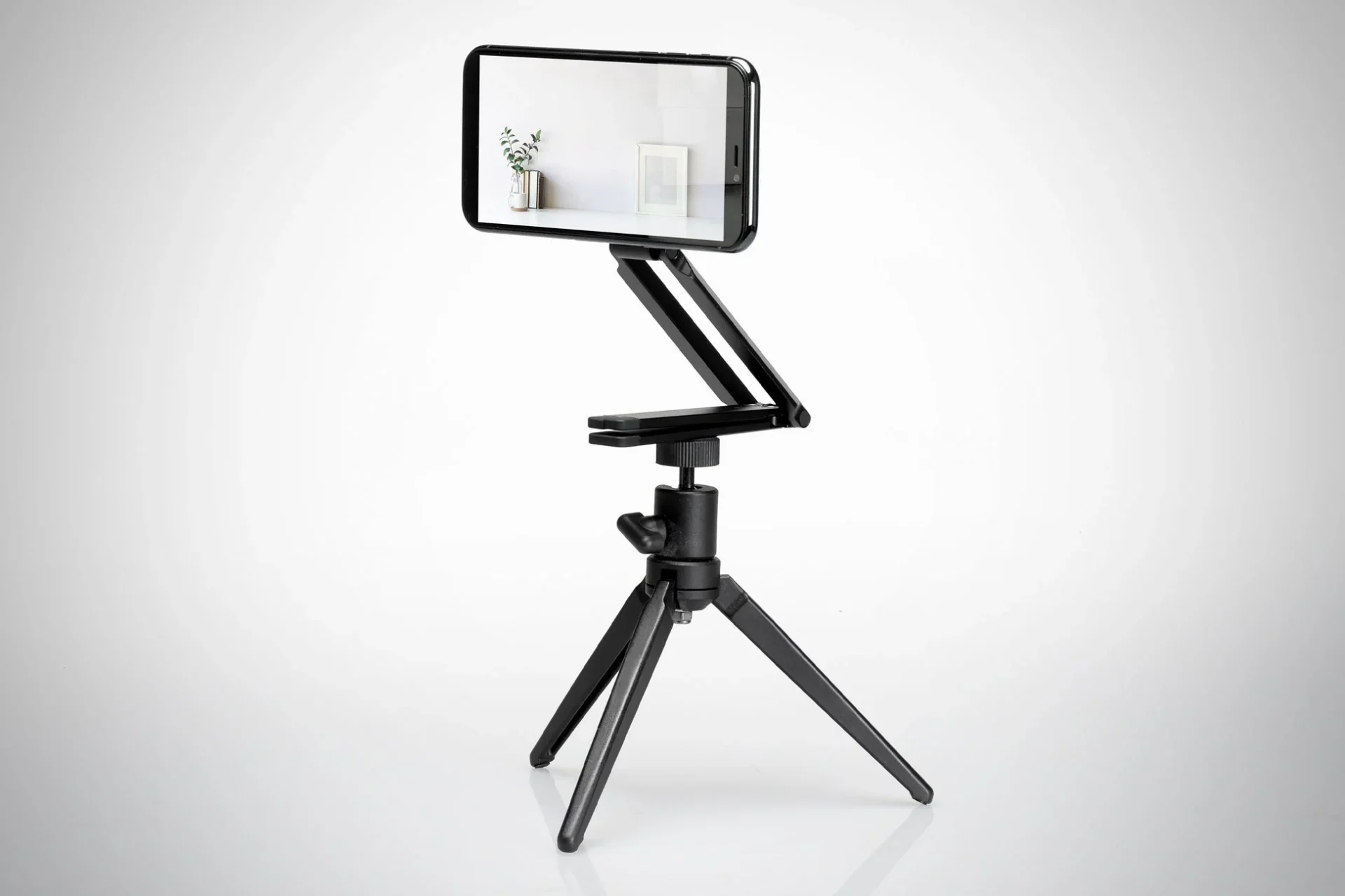 1/4インチカメラネジポートで三脚に接続されたMaGdget Carabiner Stand