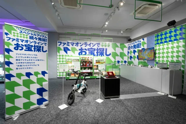ファミフェス会場内の「ファミマオンラインでお宝探し」コーナーの様子