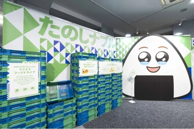 ファミフェス会場内の「たのしナブル」コーナー、フードドライブや涙目シールを展示