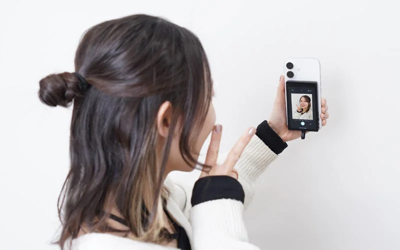 外カメで盛れる自撮りが実現！　iPhoneの外カメラ映像を確認できる専用モニターが12月17日に発売