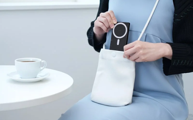 iPhone専用自撮りモニターを小型バッグに収納する様子