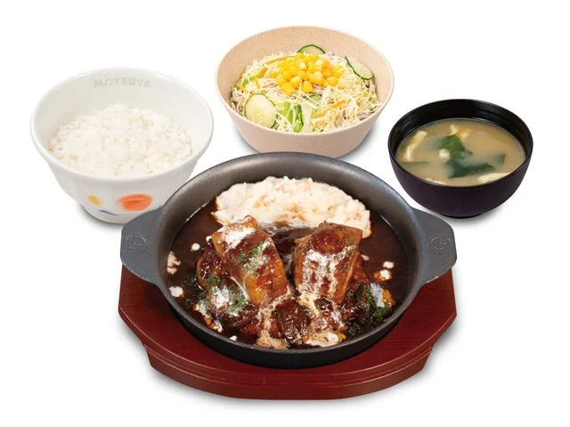 煮込みビーフシチューハンバーグ定食の全体像。ライス、サラダ、みそ汁付き