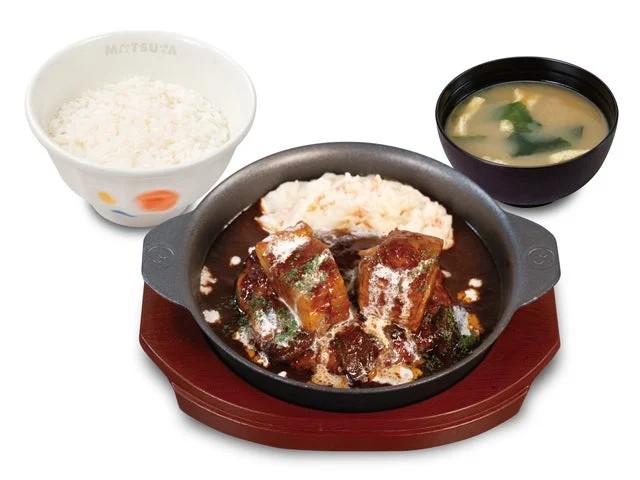 煮込みビーフシチューハンバーグ単品の全体像。ライス、みそ汁付き