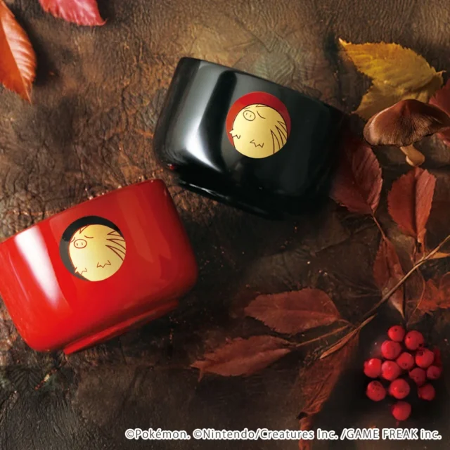 紅葉と木の実を背景にした新絵柄ウリムーの漆器「ポケモン 干支小椀」（朱と黒）