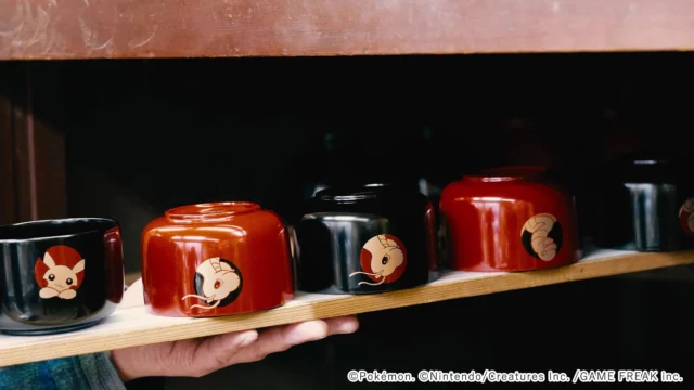 ピカチュウなど既存のポケモンが描かれた漆器「ポケモン 干支小椀」が並ぶ様子