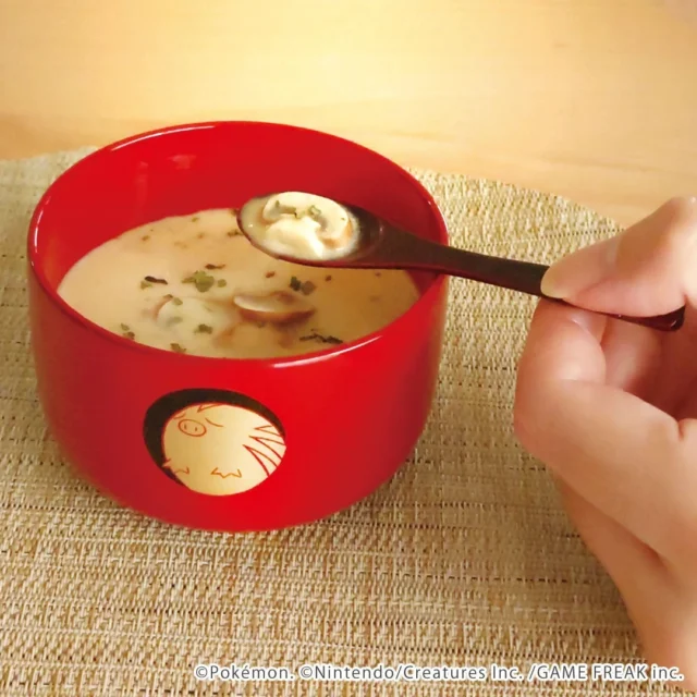 ウリムーの漆器小椀に温かいスープが盛られ、木のスプーンで掬われている使用例