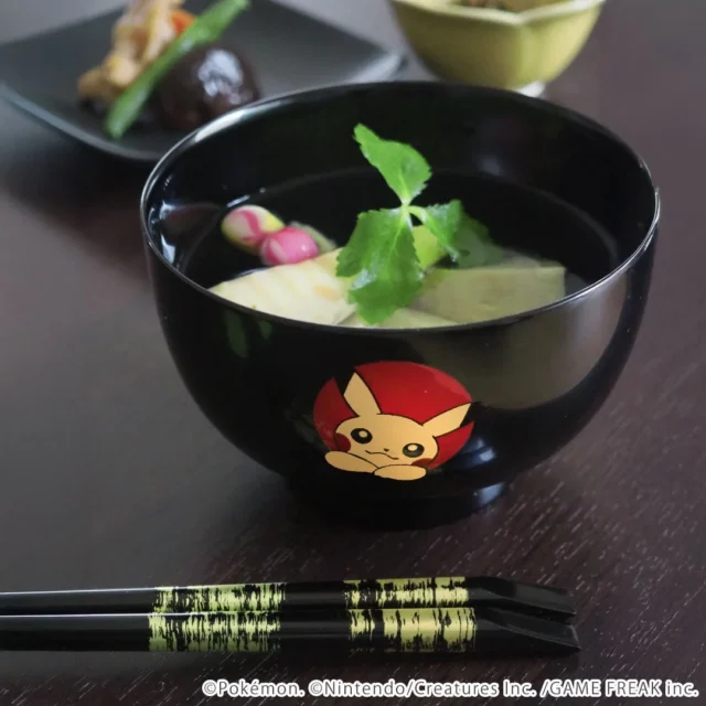 ピカチュウの漆器汁椀に味噌汁が盛られた使用例