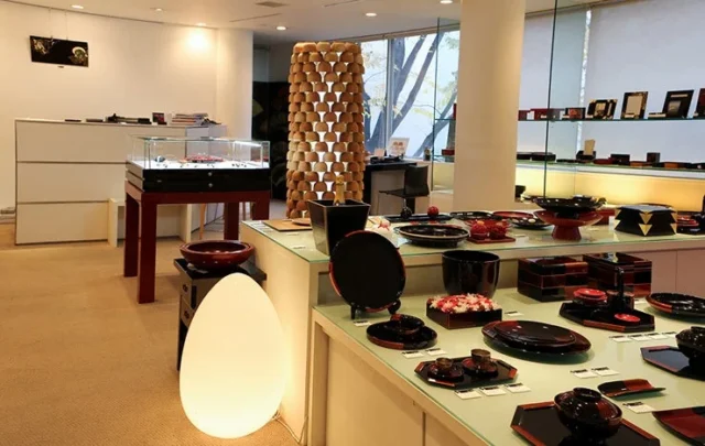 山田平安堂の店舗内、様々な漆器が展示されている様子