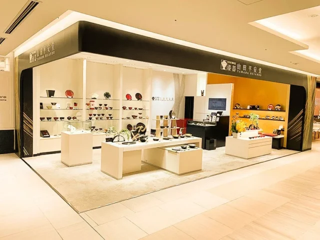 山田平安堂の店舗外観、モダンなデザインの漆器専門店