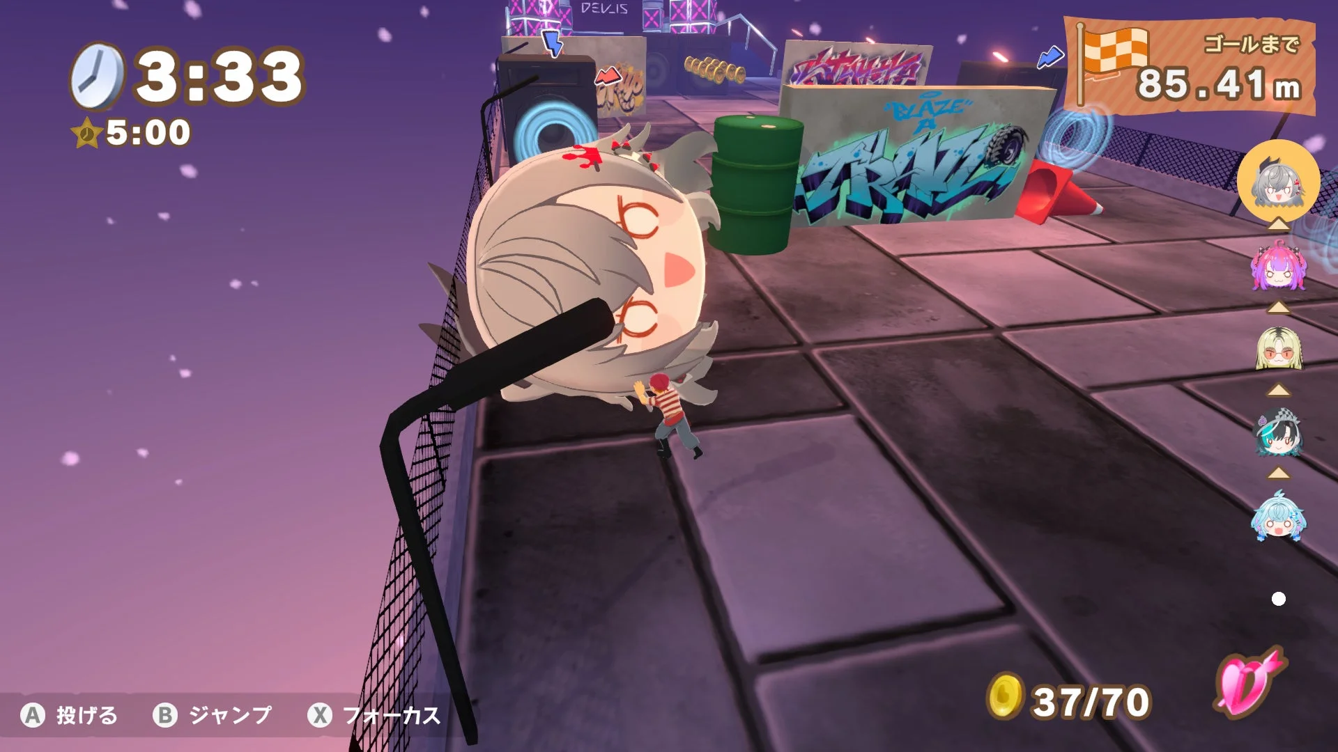 『ホロライブごろごろマウンテンDX』のFLOW GLOWコラボステージ画面。メンバーのお宝がステージを転がる。