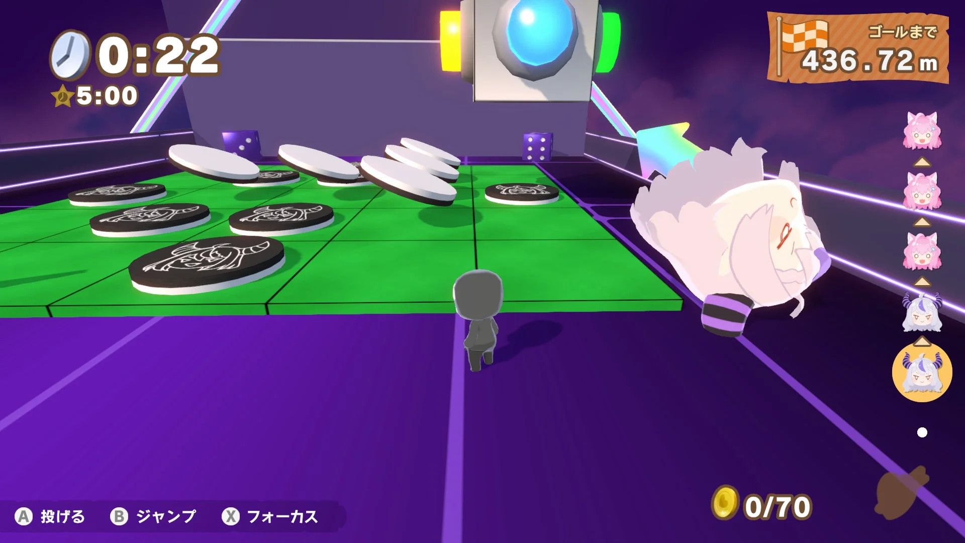 『ホロライブごろごろマウンテンDX』の秘密結社holoXコラボステージ画面。ラプラス・ダークネスのお宝がギミックを転がる。