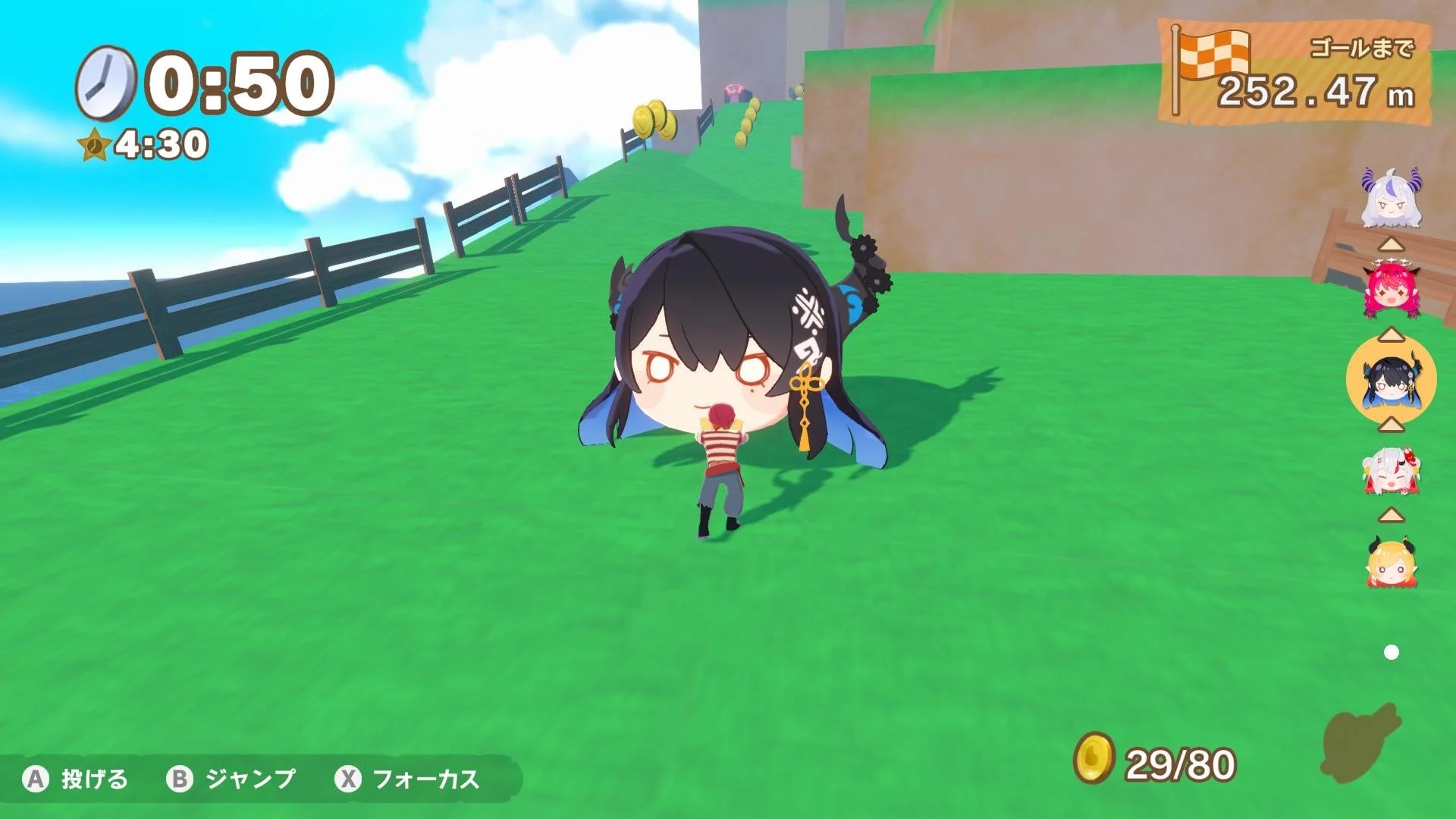 『ホロライブごろごろマウンテンDX』のリニューアルされたゲームプレイ画面。シンプルな草原ステージでキャラクターが転がっている。