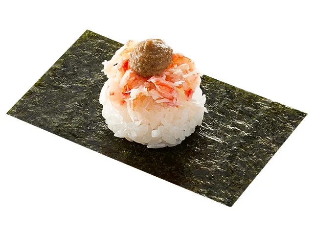 ずわい蟹のほぐし身とカニ味噌が乗った軍艦巻き。海苔に包まれ、一口で食べやすいサイズ。