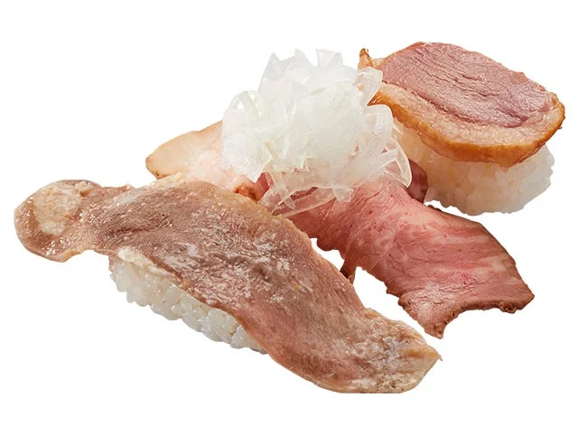豚タン、ローストビーフオニオン、合鴨ロースの3種類の肉寿司が並べられた一皿。