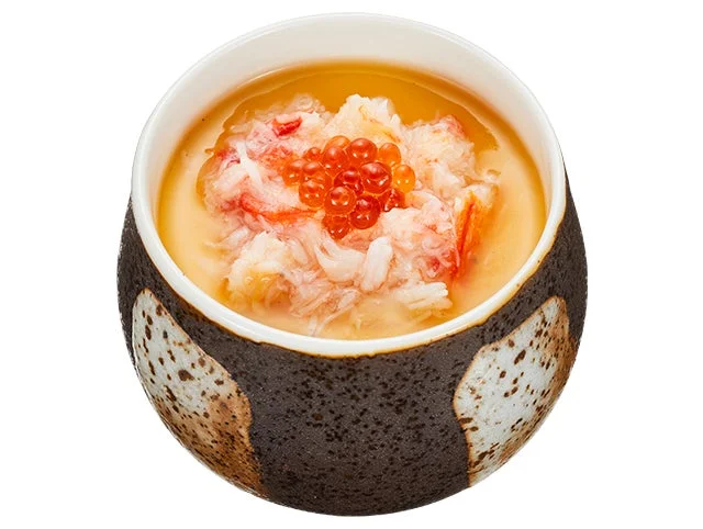 ずわい蟹のほぐし身といくらが華やかに盛り付けられた茶碗蒸し。