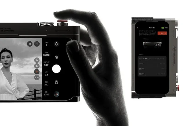 Fotorgear Retro DMFを装着したiPhoneで物理シャッターボタンを操作する手元