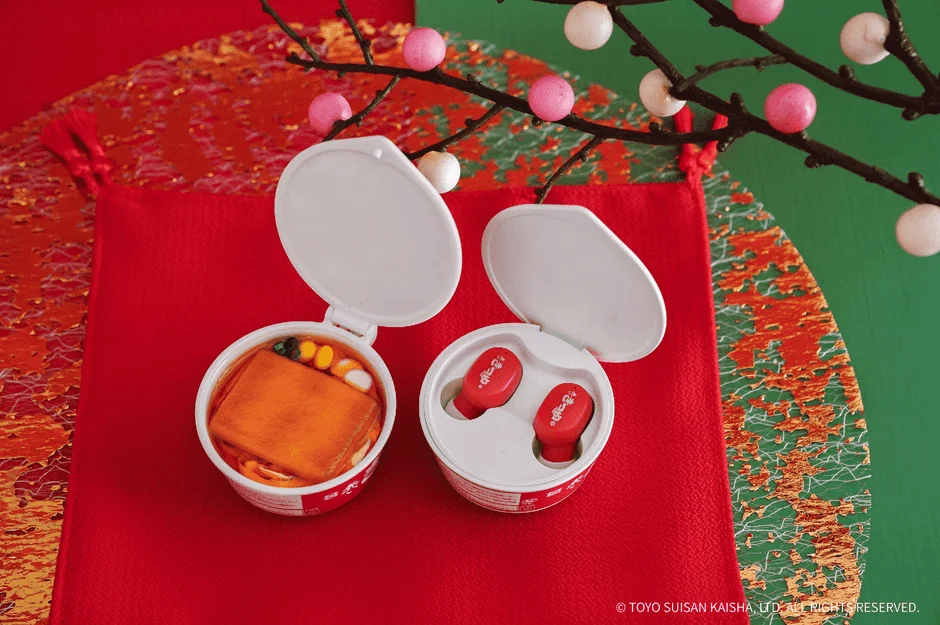 赤いきつねうどんモチーフのミニチュアBCとワイヤレスイヤフォンの実物写真
