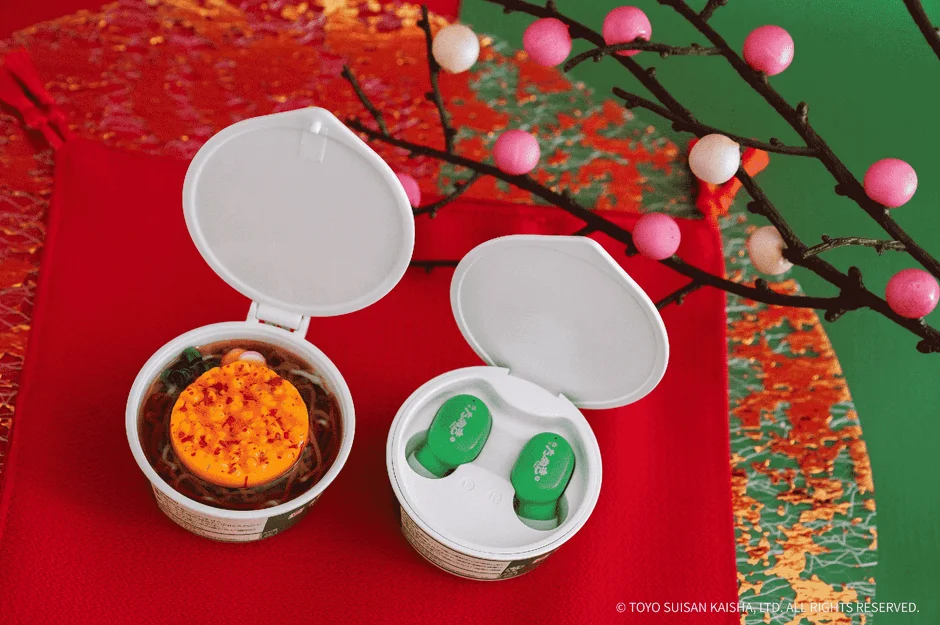 緑のたぬき天そばモチーフのミニチュアBCとワイヤレスイヤフォンの実物写真