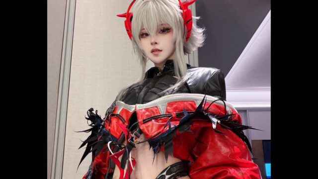 鮮烈な赤と黒のコントラスト！　w百合欧皇子w、『アークナイツ』ウィシャデルの大胆なコスプレを披露