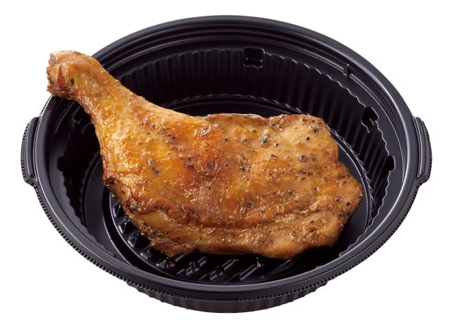 テイクアウト用の黒い容器に入った吉野家のチキンレッグ